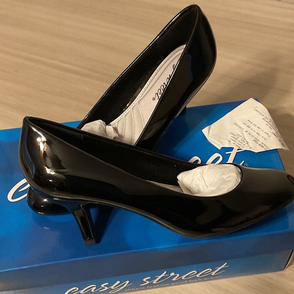 Easy Street Women's Glossy Black Flats